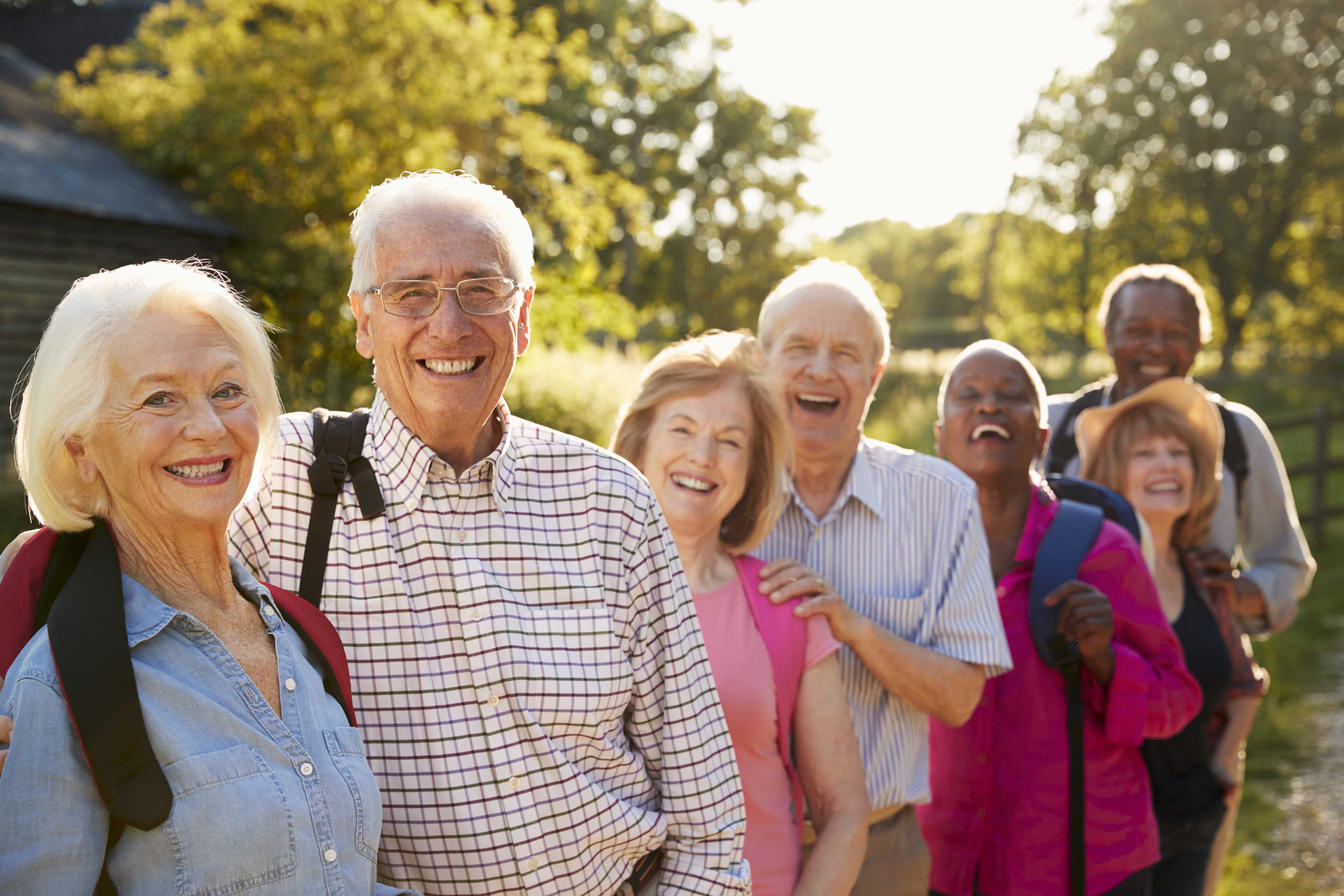 Воспитывать до старости. Пожилые люди. Пожилые люди и молодежь. Счастливые пенсионеры. Пенсионеры и молодежь.